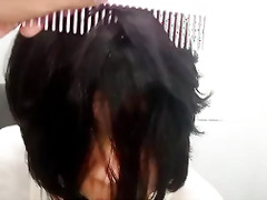 Attention tricophiles, I'm here combing my hair for you and tied it up so I have no other option than to give you pleasure